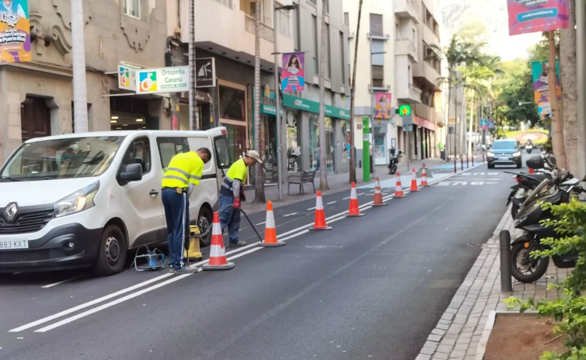 Operarios municipales taladran el suelo para instalar pivotes para el carril bici de Santa Cruz./ ÁLVARO OLIVER-AH