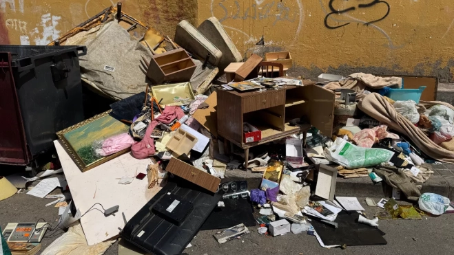 Montaña de basura sin recoger en la calle Domingo Guerra del Río. / AH Montaña de basura sin recoger en la calle Domingo Guerra del Río. / AH