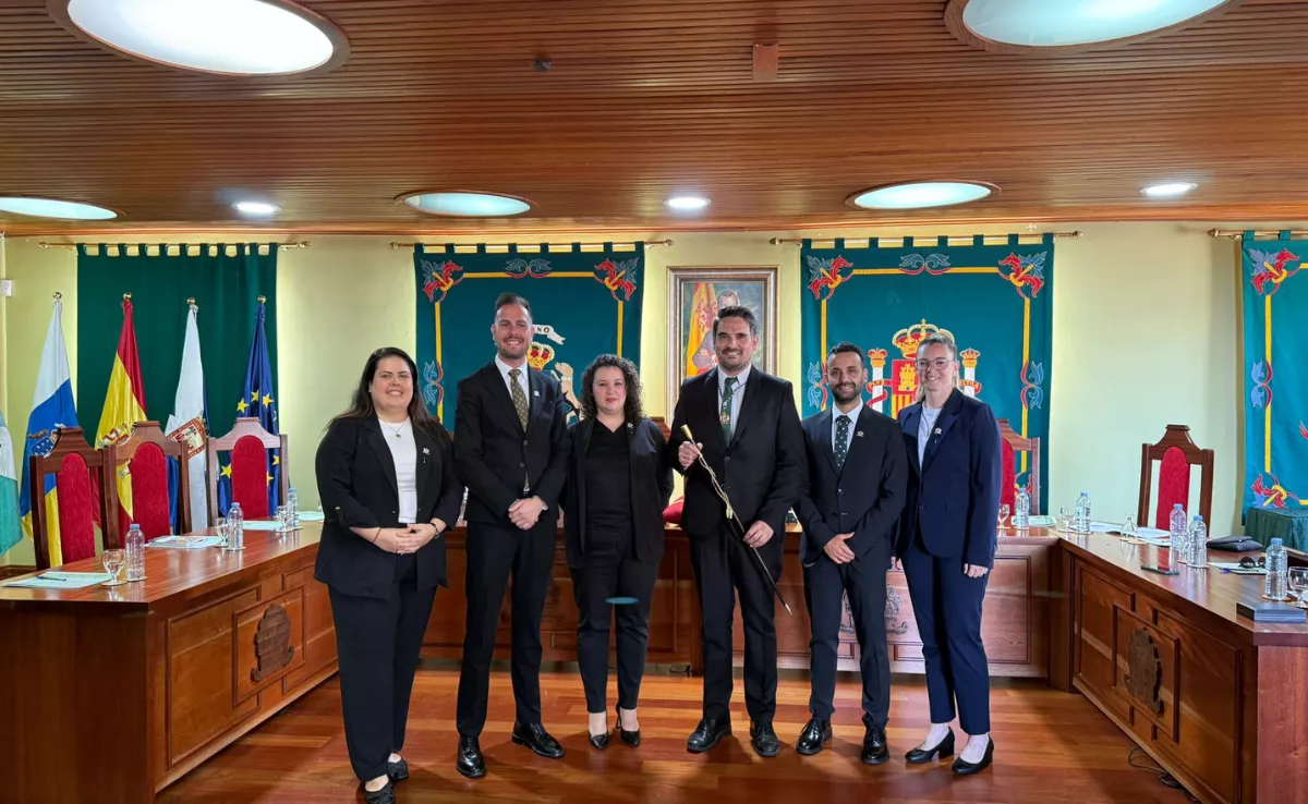 Alejandro Herrera, nuevo alcalde de La Guancha, sostiene el bastón de mando rodeado de los otros cinco concejales de CC en el municipio./ TVC