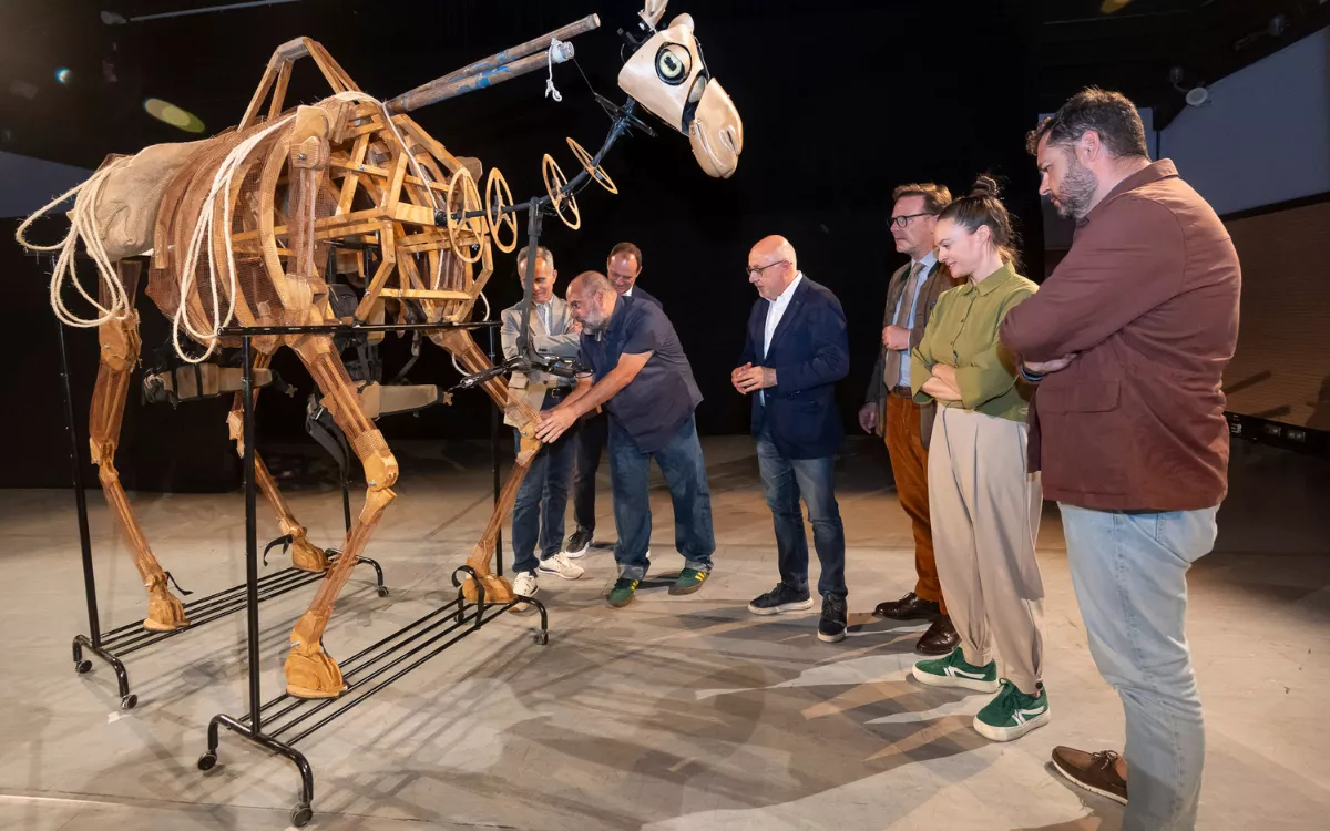 Mario Vega explica el funcionamiento artesanal de la dromedaria que aparece en la obra. / AH