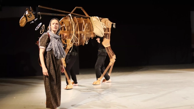 Marta Viera con la dromedaria articulada Janina en un instante de la presentación del montaje Marta Viera con la dromedaria articulada Janina en un instante de la presentación del montaje