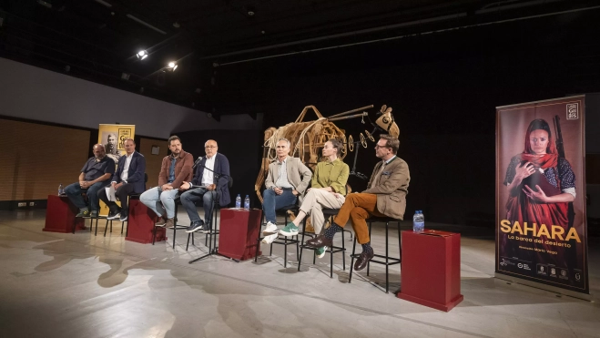 Un instante de la presentación del montaje SAHARA. La barca del desierto Un instante de la presentación del montaje SAHARA. La barca del desierto