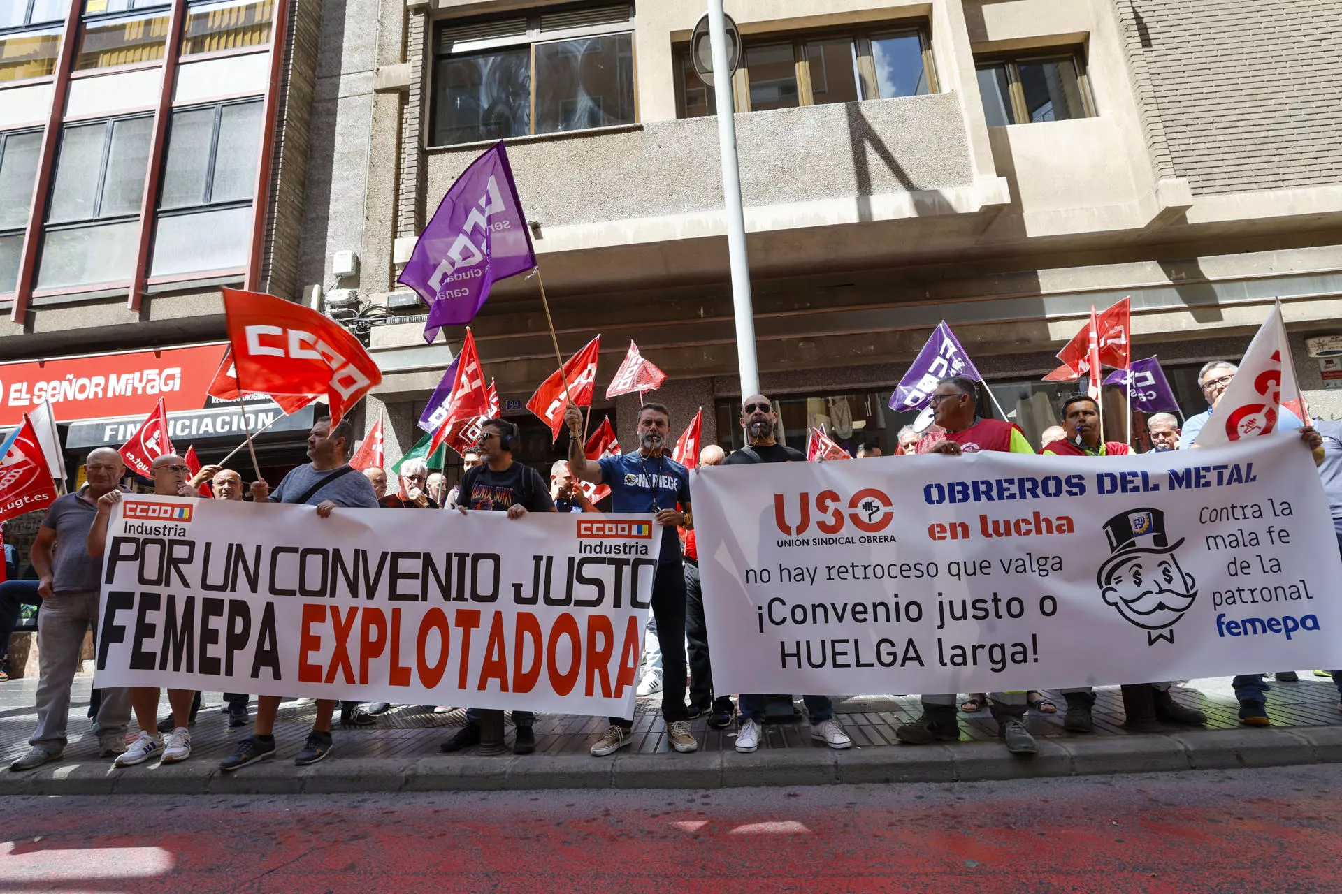 Representantes de UGT, CCOO, USO e Intersindical Canaria se han concentrado este martes ante la sede de la Federación de Empresas del Metal de Las Palmas (Femepa)./ EFE-ELVIRA URQUIJO