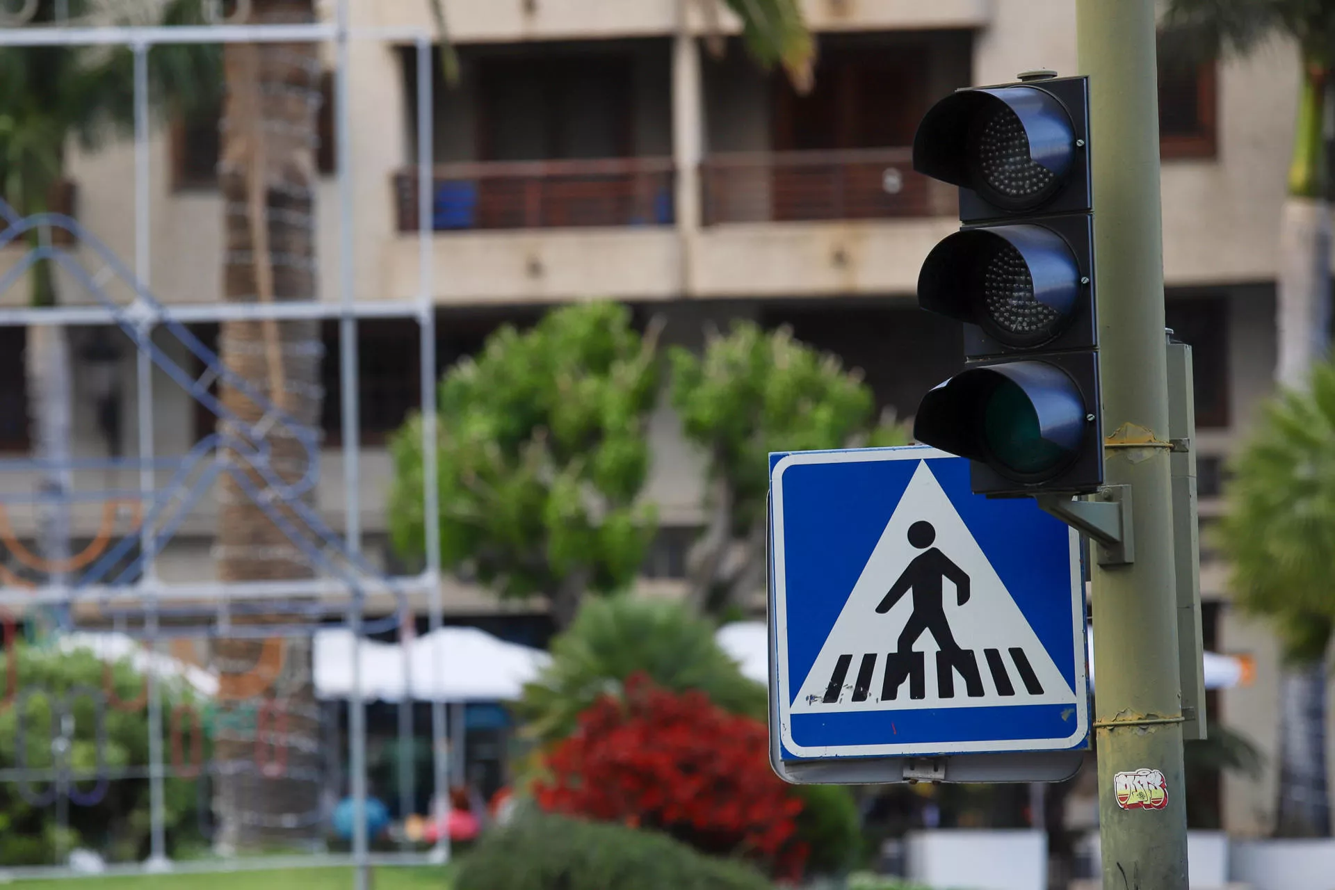 Semáforo fuera de circulación en La Palma tras el apagón. / LUIS G. MORERA-EFE