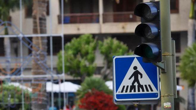 Semáforo fuera de circulación en La Palma tras el apagón. / LUIS G. MORERA-EFE