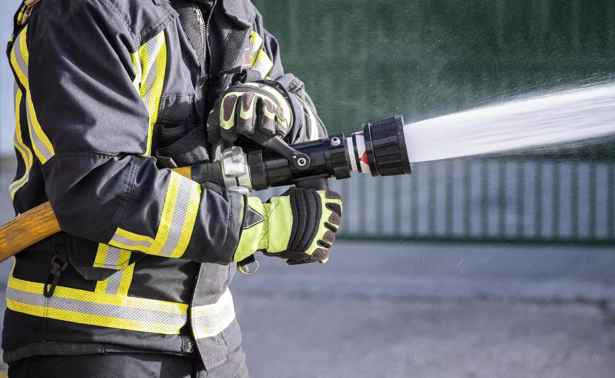Un bombero apaga un incendio./ ARCHIVO