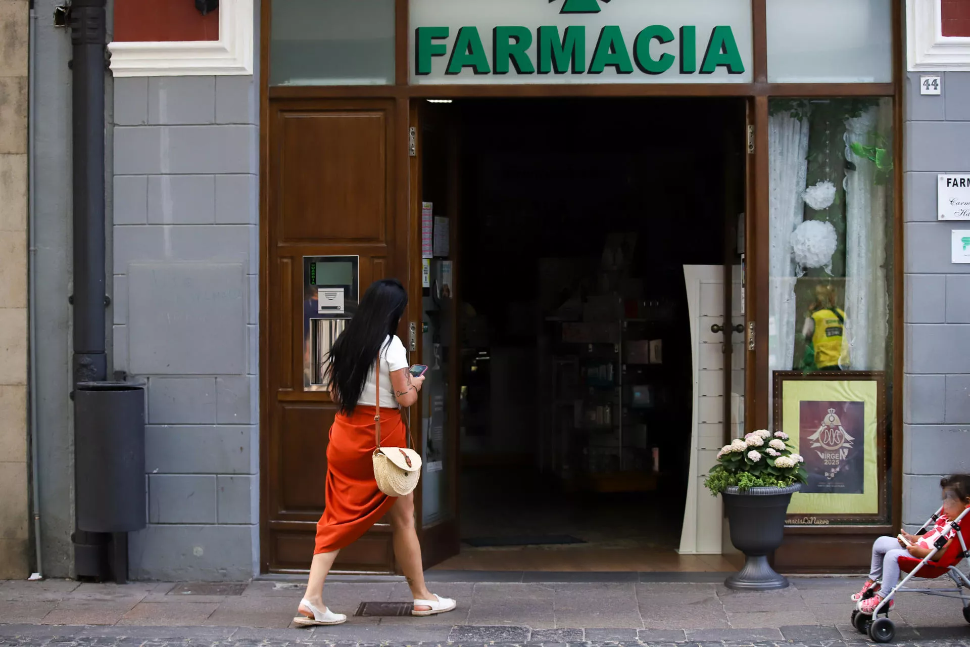 Una persona entra en un Farmacia en La Palma durante el apagón que dejó sin luz a más de 50.000 personas./ EFE-ELVIRA URQUIJO