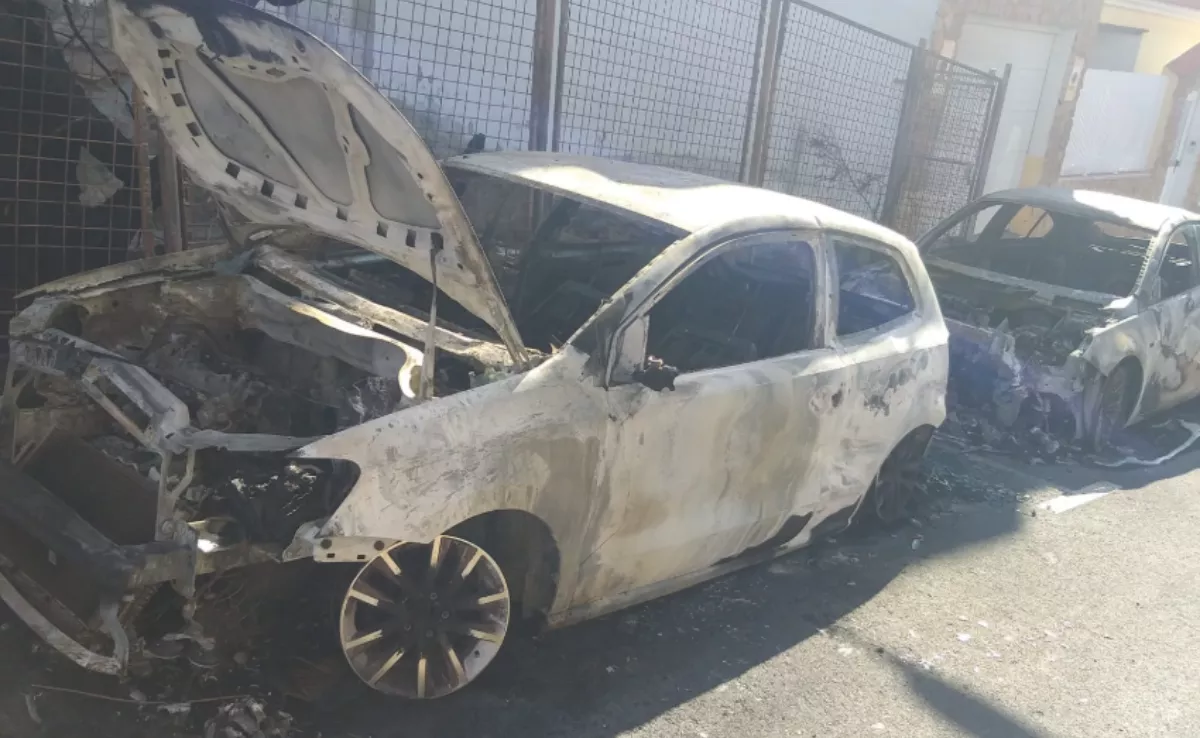 Imagen de los vehículos calcinados en Ingenio / AH