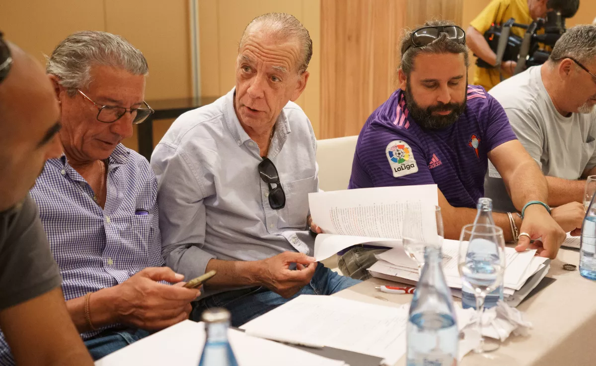 Momento de la reunión entre los sindicatos y la patronal / EFE