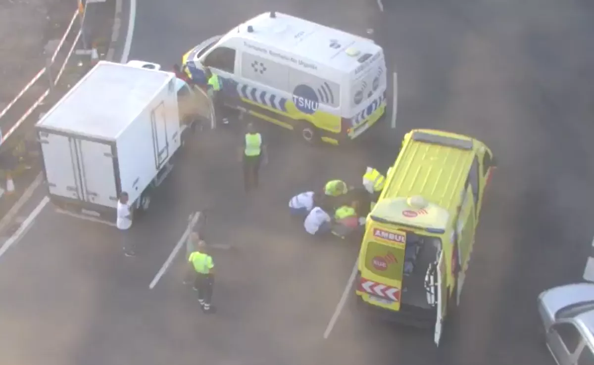 Dos ambulancias atienden a una persona tras chocar su patinete contra un furgón en Belén María./ AH