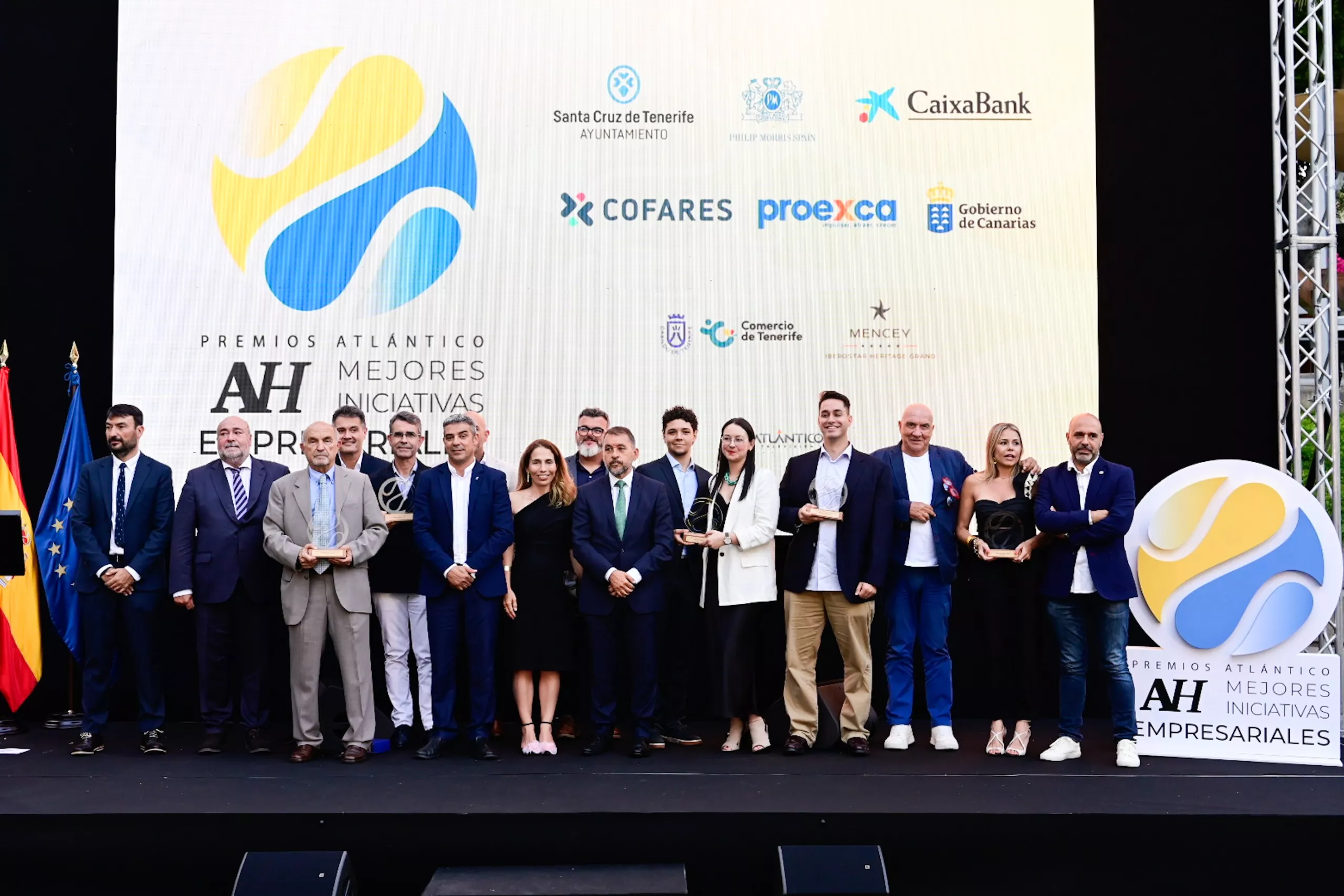 Foto de familia de los premiados en los Premios Atlántico Hoy 2025./ AH