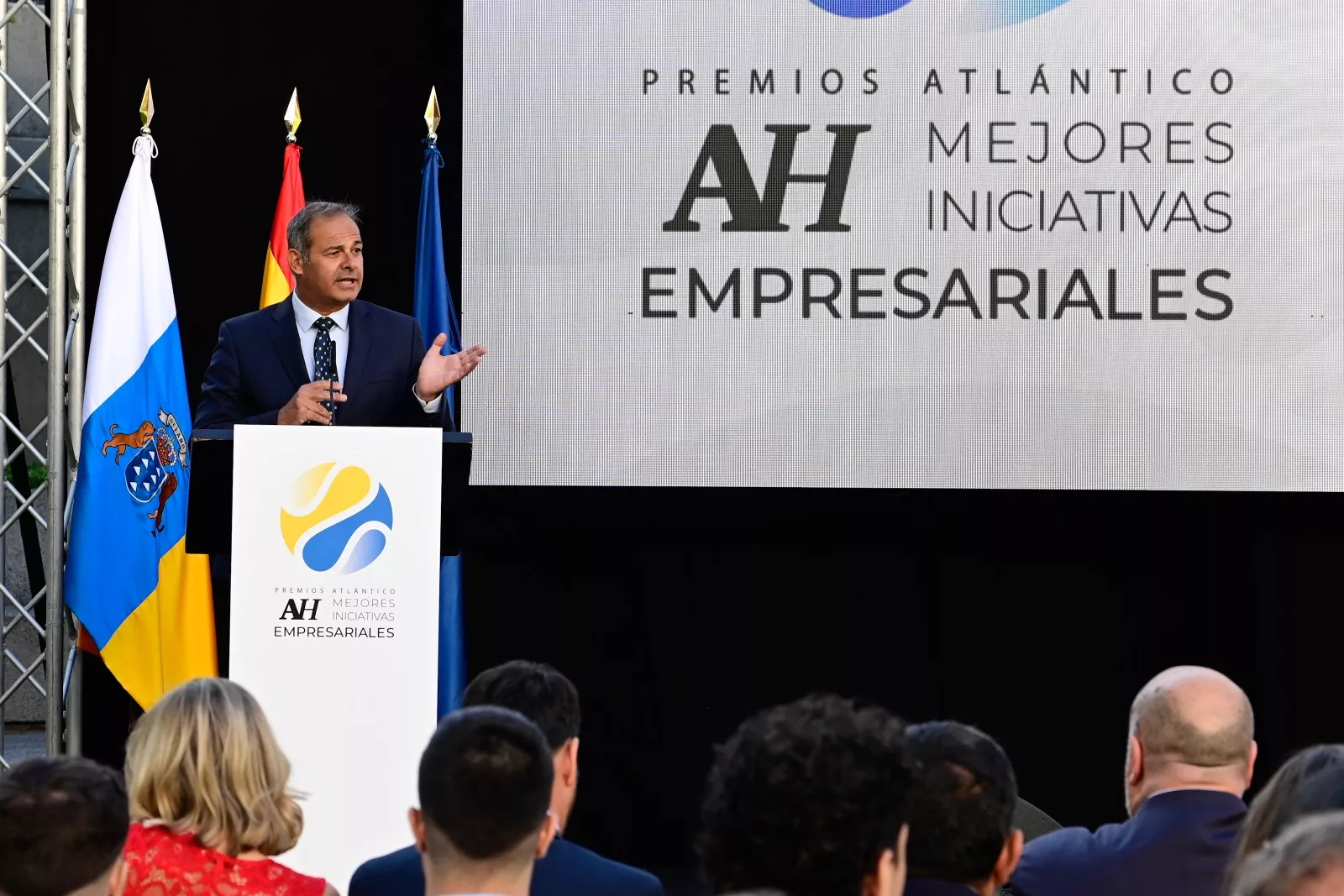 El periodista Miguel Ángel Daswani conduce la gala de los Premios Atlántico Hoy 2025./ AH