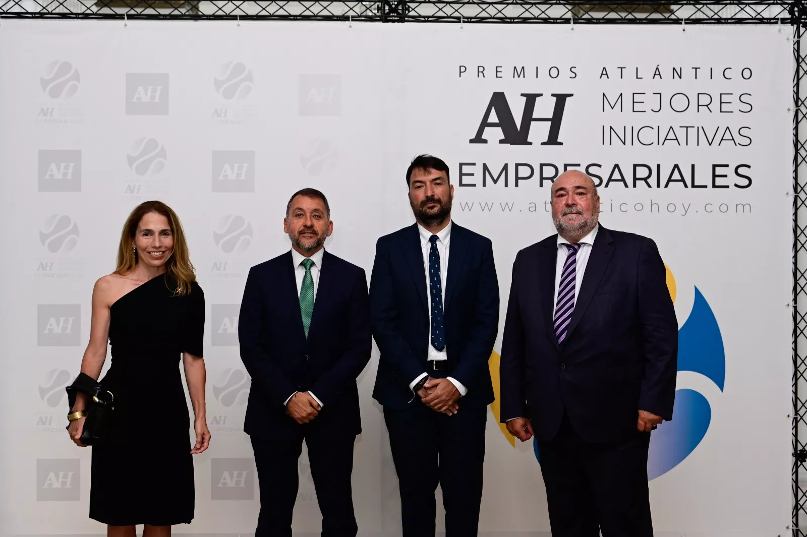 Eva Moll, Martín Alonso y el editor Xavier Salvador dan la bienvenida al alcalde de Santa Cruz, José Manuel Bermúdez (2 izq.)./ AH
