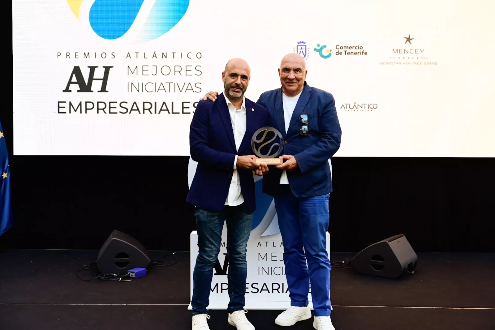 Enrique Camacho y Paco Sotelo (d), de Encaro Factory, reciben el Premio Atlántico Hoy en la categoría de Cultura./ AH