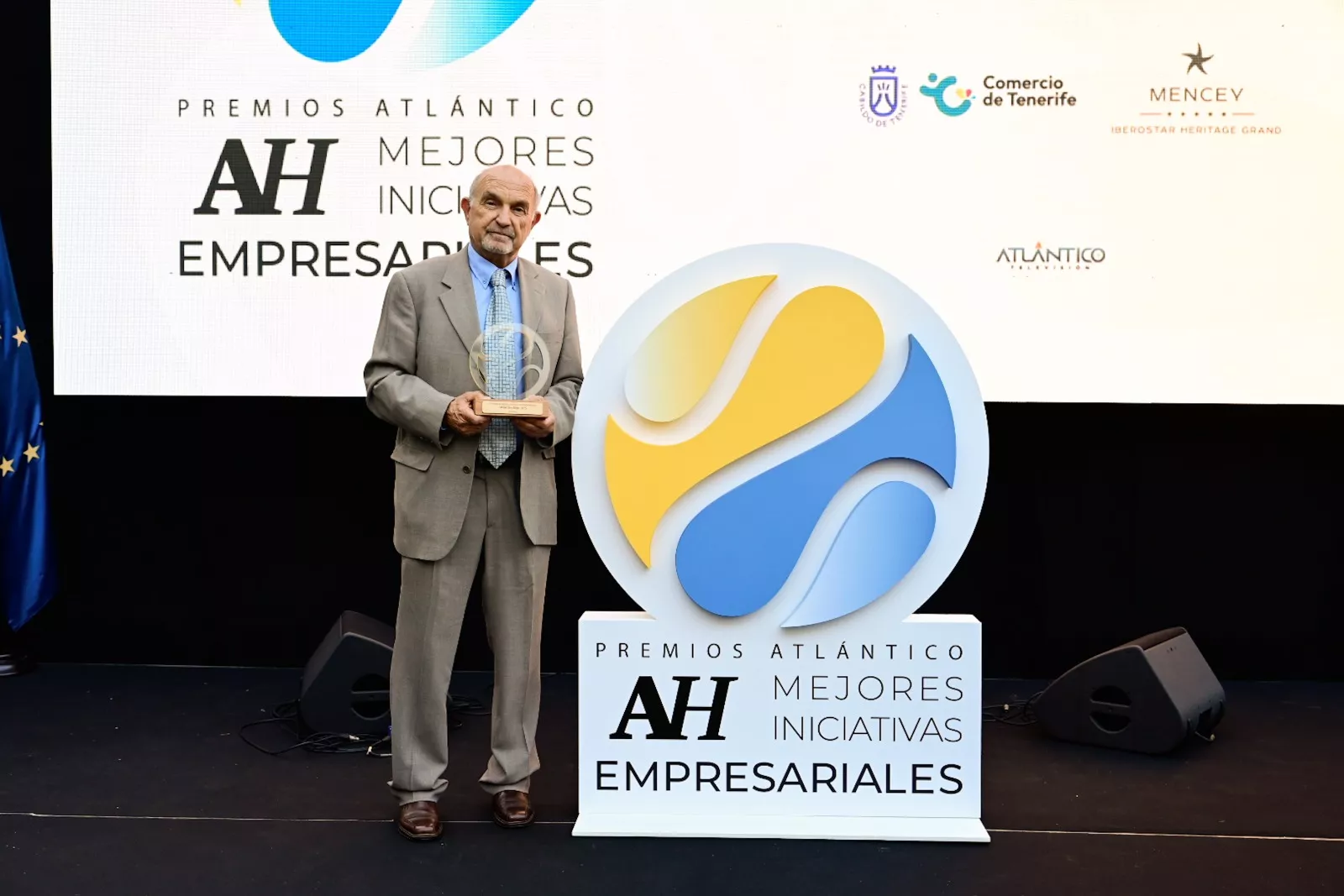 José María Pérez, vocal de la Junta directiva de Sabinosa, un sentimiento, recoge el Premio Atlántico Hoy en la categoría de Turismo./ AH