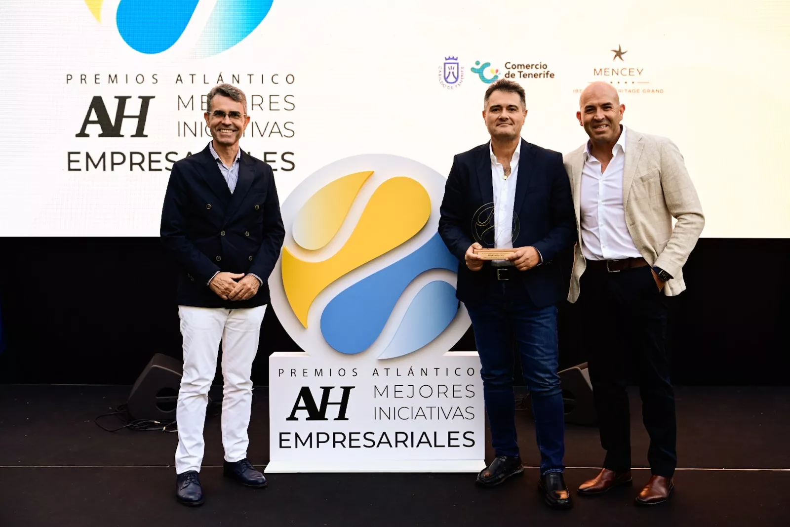 Alfredo León (izq.), Francisco Calzadilla y Cristo Hernández Beltrán (der.), de Prefabricados Teide, recogen el Premio Atlántico Hoy en la categoría de ODS./ AH 
