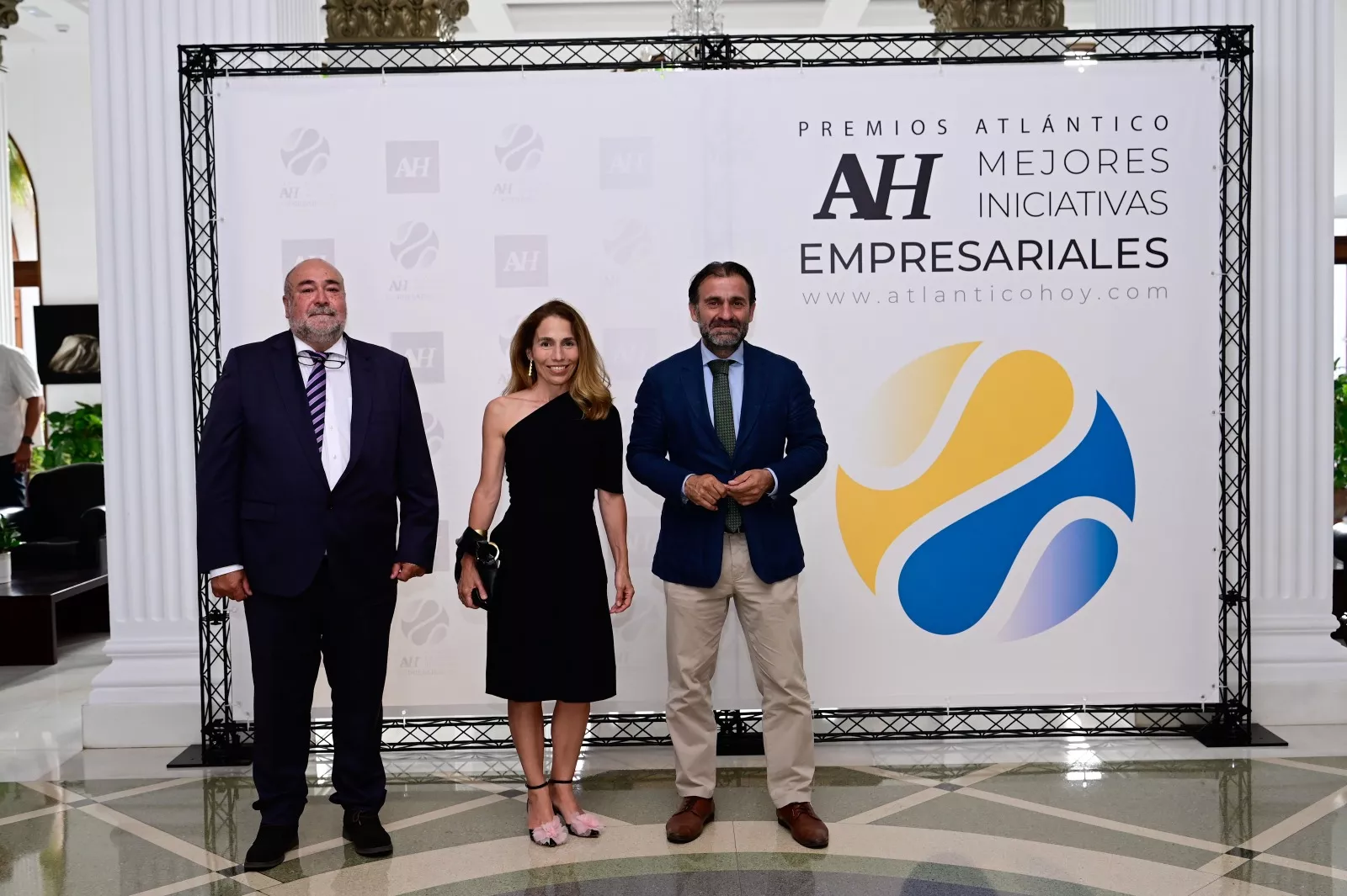 Xavier Salvador y Eva Moll reciben al consejero de Industria y Comercio del Cabildo de Tenerife, Manuel Fernández./ AH