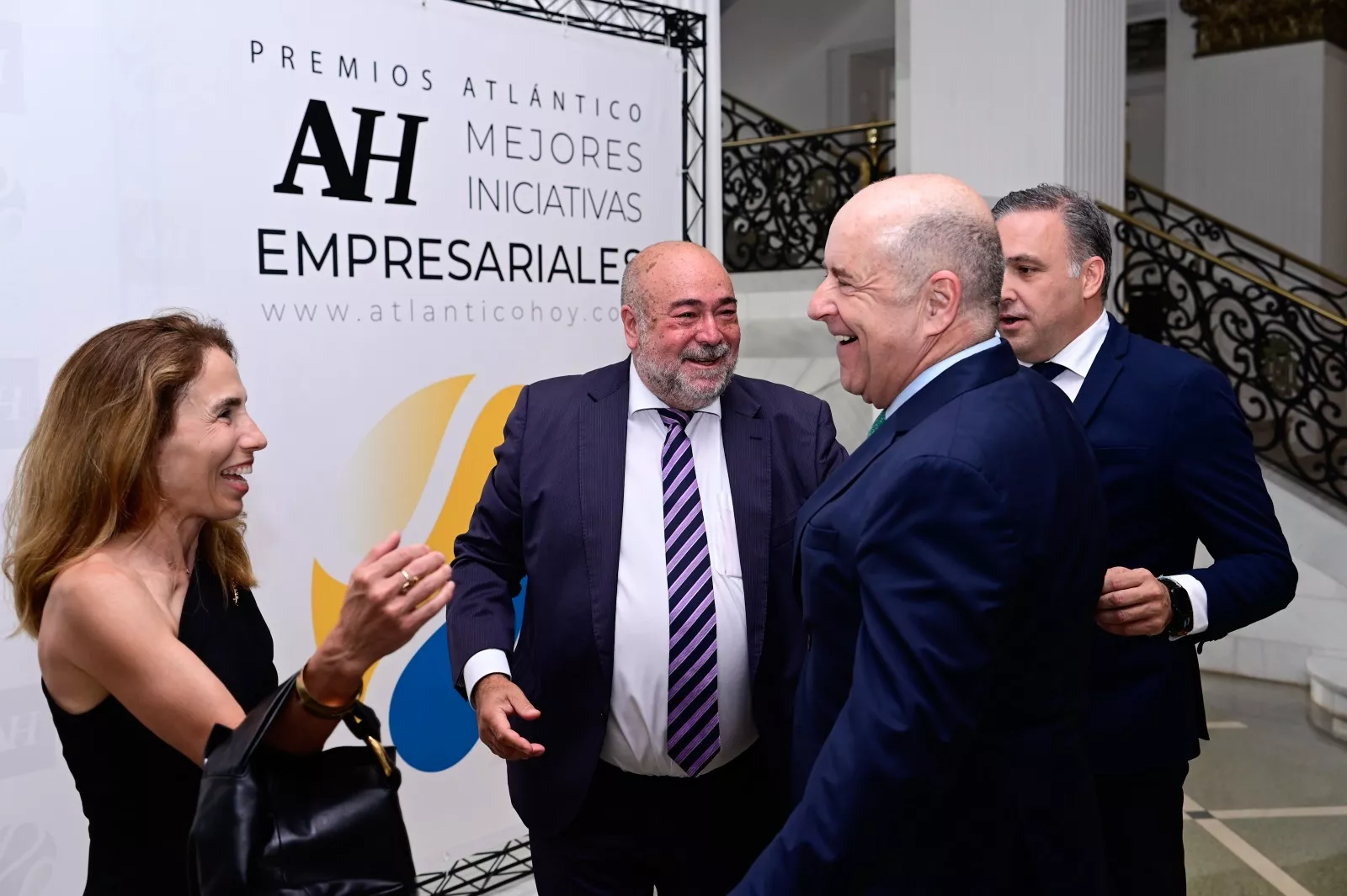 Recibimiento de Pedro Ortega, presidente de la CCE, y Carlos Ester, diputado del PP en el Parlamento (d)./ AH