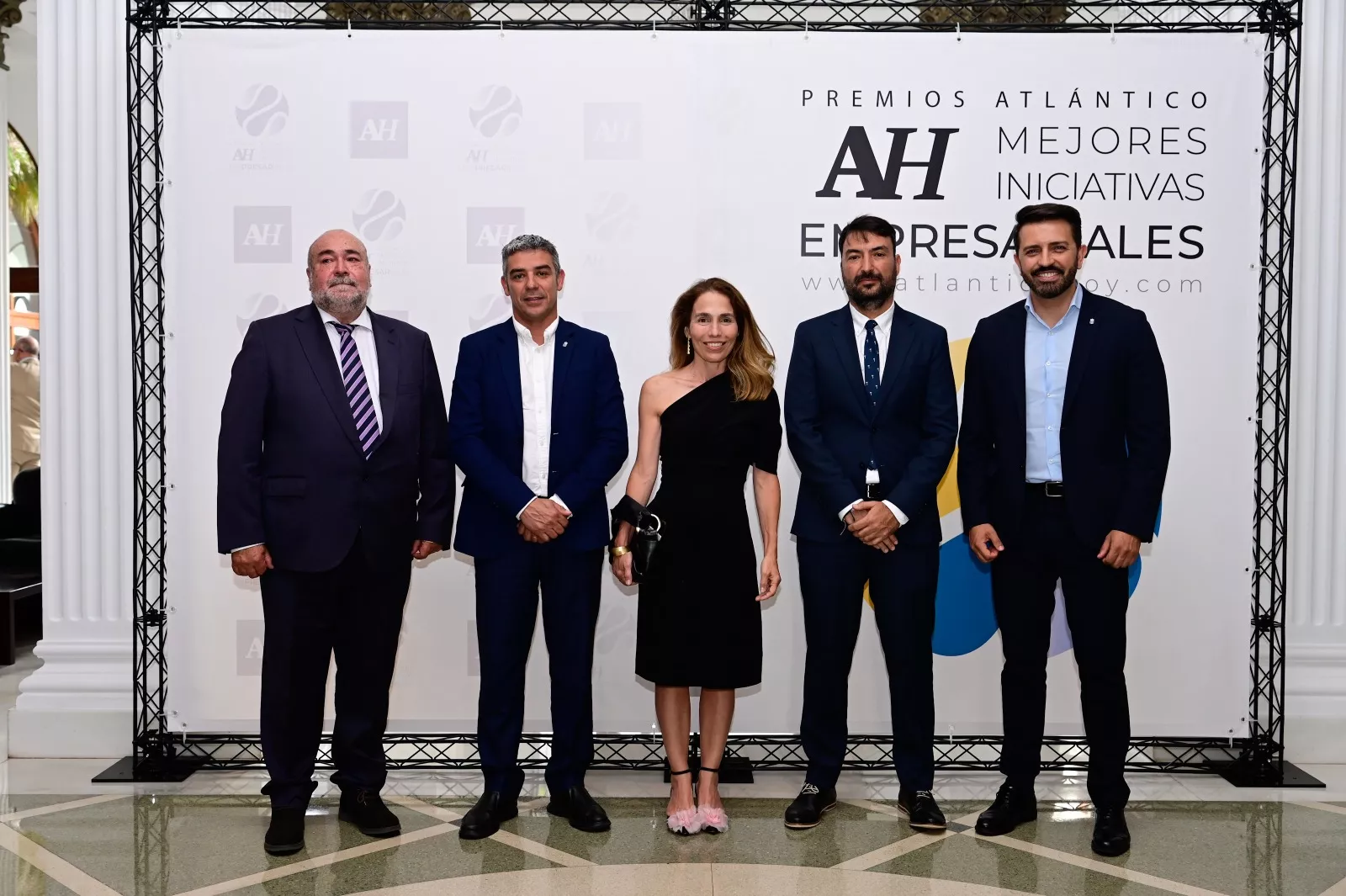 Recepción del consejero de Sector Primario del Gobierno de Canarias, Narvay Quintero (2 izq.), y el viceconsejero de Comunicación, Jonathan Domínguez (d.)./ AH