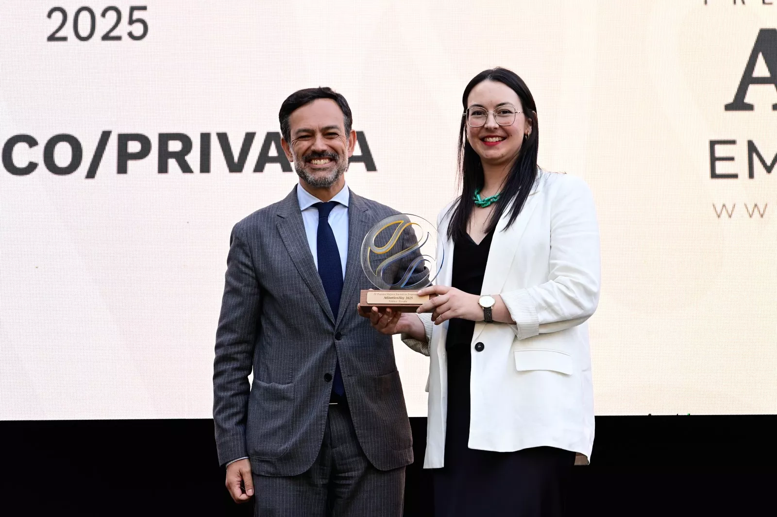 Carmen Quesada, coordinadora general del Clúster Aeroespacial de Canarias, recoge de Lope Afonso el Premio Atlántico Hoy en la categoría de Colaboración Público-Privada./ AH