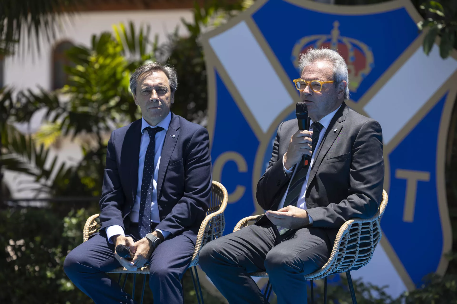 El presidente del CD Tenerife, Felipe Miñambres, y el presidente del CD Tenerife Femenino, Sergio Batista, en la presentación de la colaboración / EFE / MIGUEL BARRETO