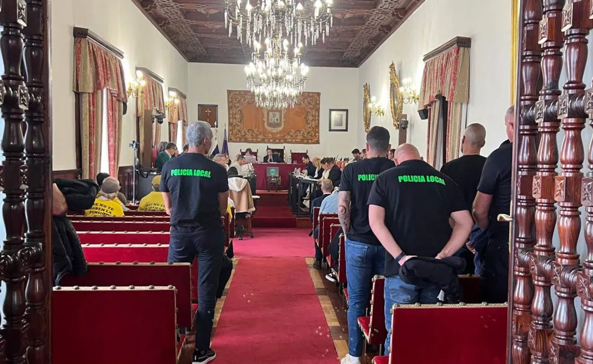 Policías locales de La Laguna en el pleno del pasado miércoles. /Redes