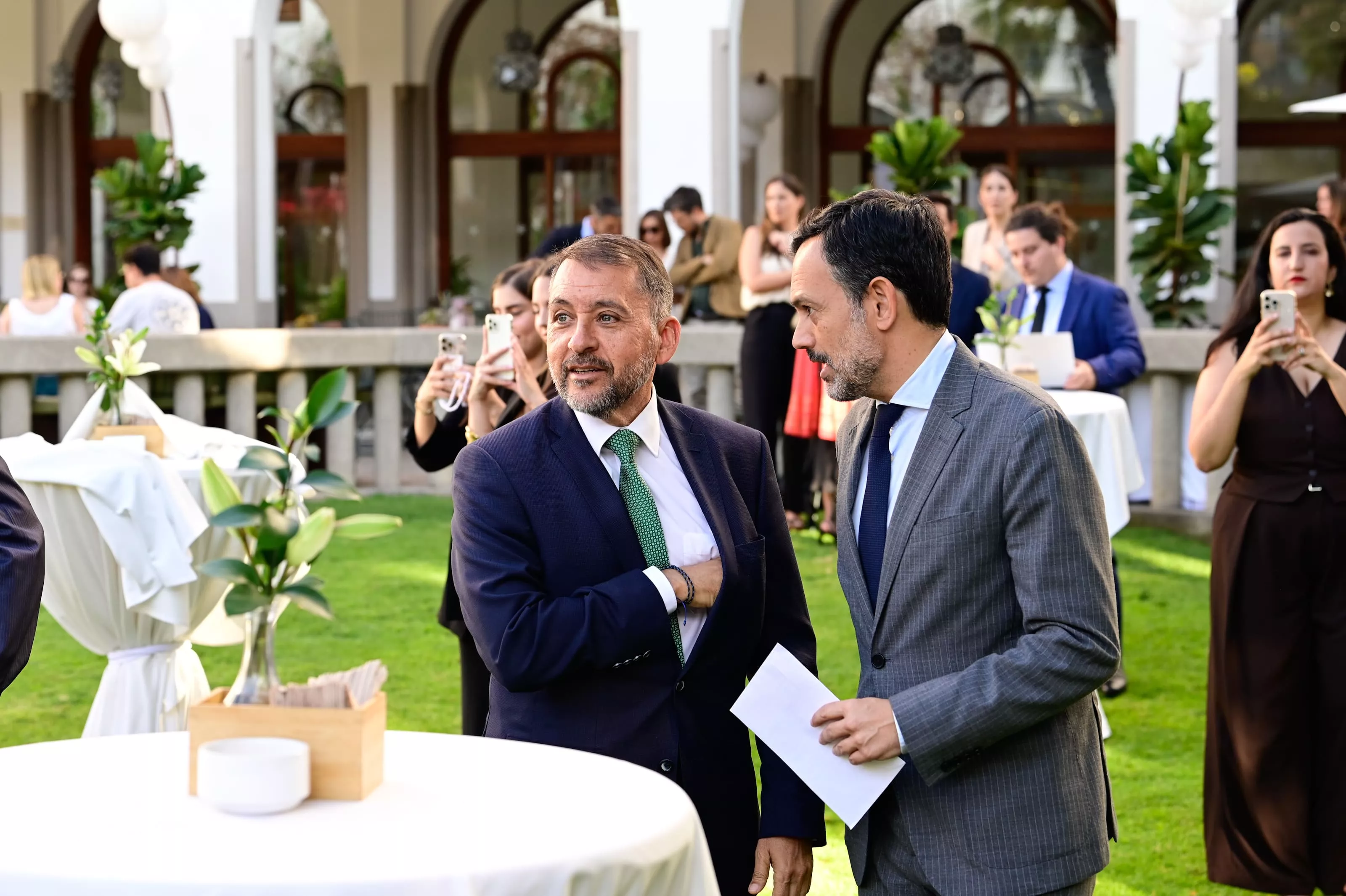 José Manuel Bermúdez, alcalde de Santa Cruz de Tenerife, y Lope Afonso, vicepresidente del Cabildo de Tenerife, dialogan antes del acto. / TONY HERNÁNDEZ
