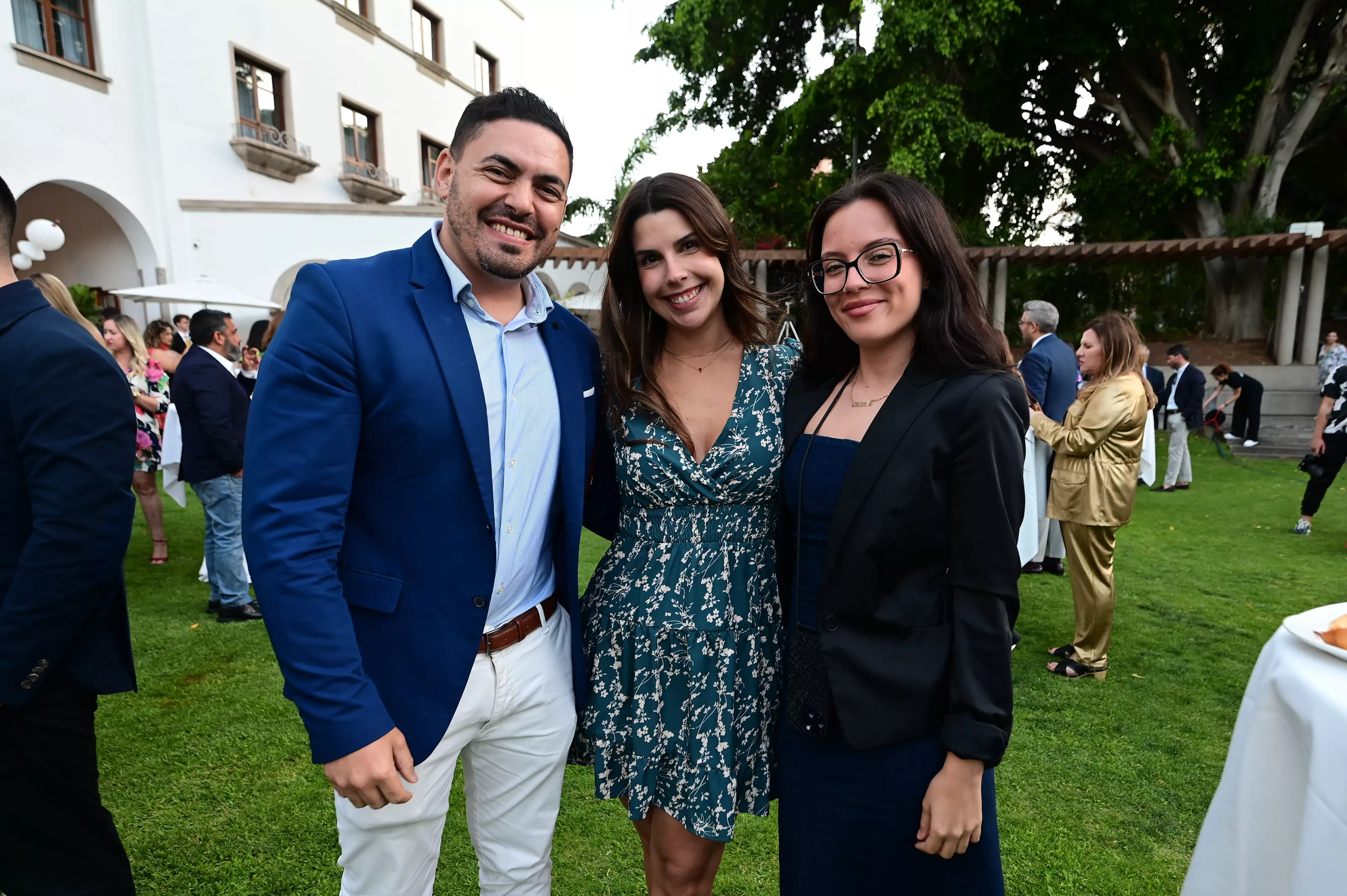Invitados al acto disfrutan del cóctel posterior a la entrega de los galardones. / TONY HERNÁNDEZ
