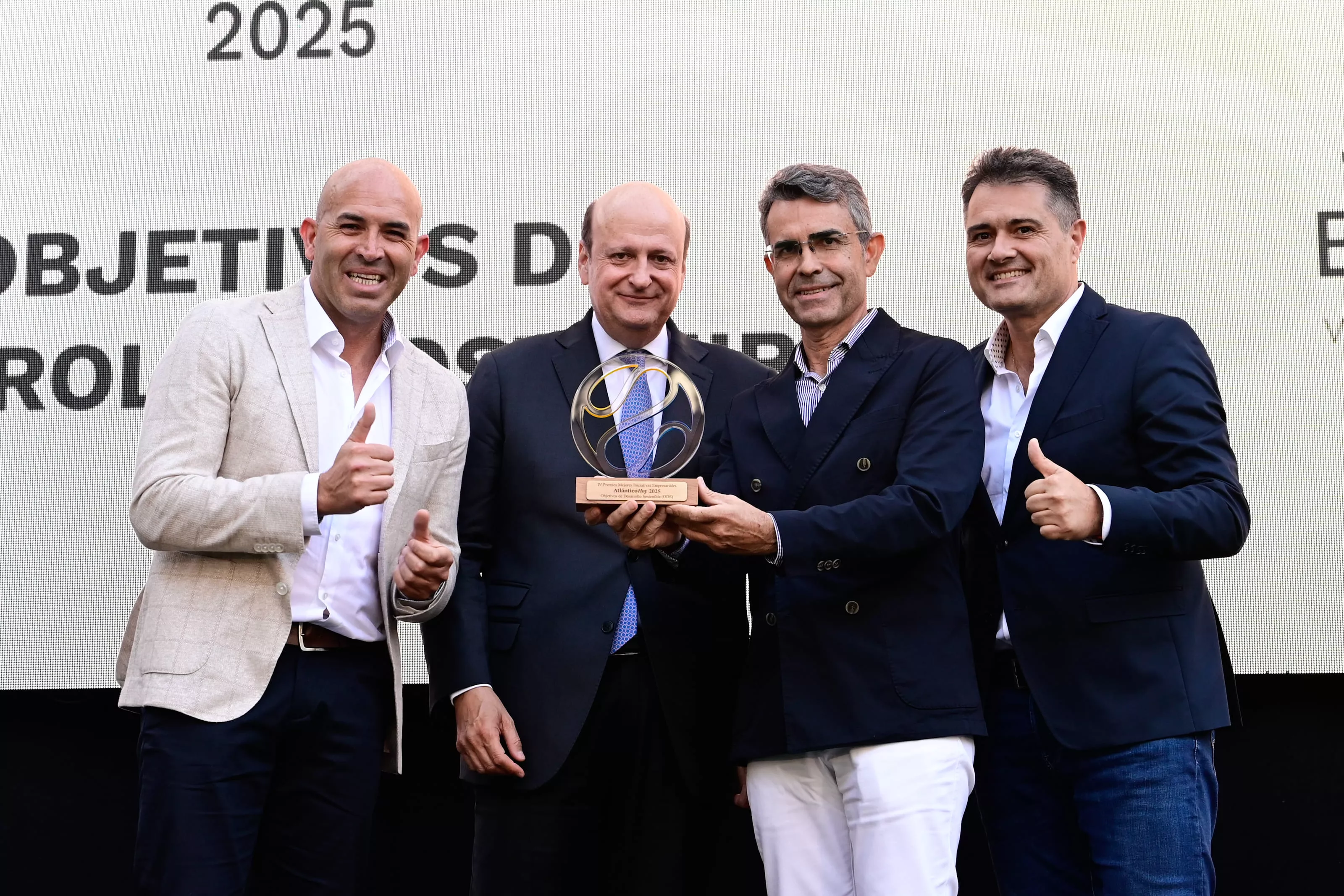 Parte del equipo de Prefabricados Teide, del Grupo Fedola, posan con el Premio a la Mejor Iniciativa Emprearial en la categoría de Objetivo de Desarrollo Sostenible. / TONY HERNÁNDEZ