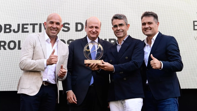 Parte del equipo de Prefabricados Teide, del Grupo Fedola, posan con el Premio a la Mejor Iniciativa Emprearial en la categoría de Objetivo de Desarrollo Sostenible. / TONY HERNÁNDEZ Parte del equipo de Prefabricados Teide, del Grupo Fedola, posan con el Premio a la Mejor Iniciativa Emprearial en la categoría de Objetivo de Desarrollo Sostenible. / TONY HERNÁNDEZ