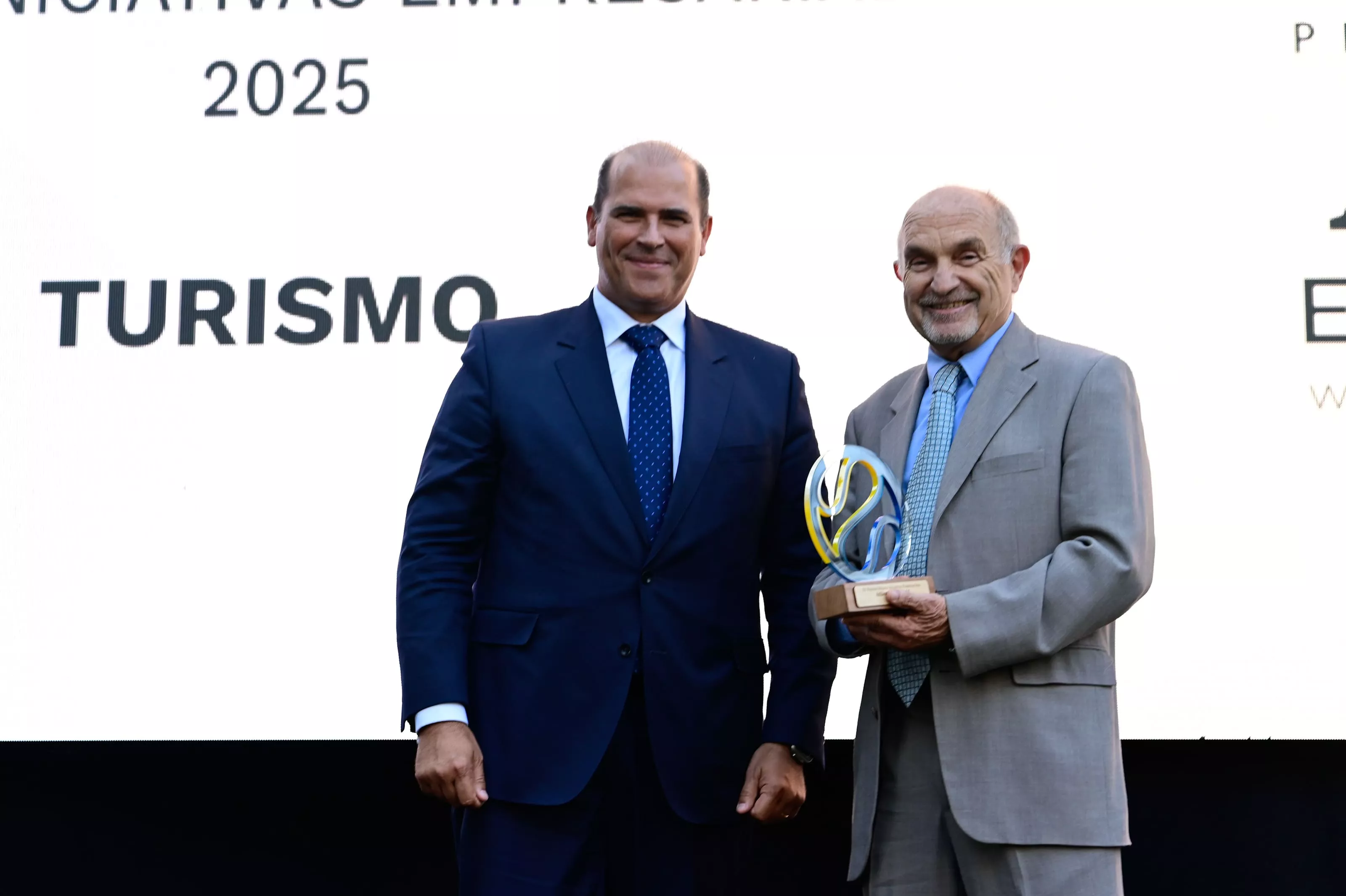 Manuel Afonso, delegado territorial de CaixaBank, posa junto a José María Pérez, vocal de la junta directiva de 'Sabinosa un sentimiento', que recibió el galardón a la Mejor Iniciativa Empresarial en Turismo. / TONY HERNÁNDEZ