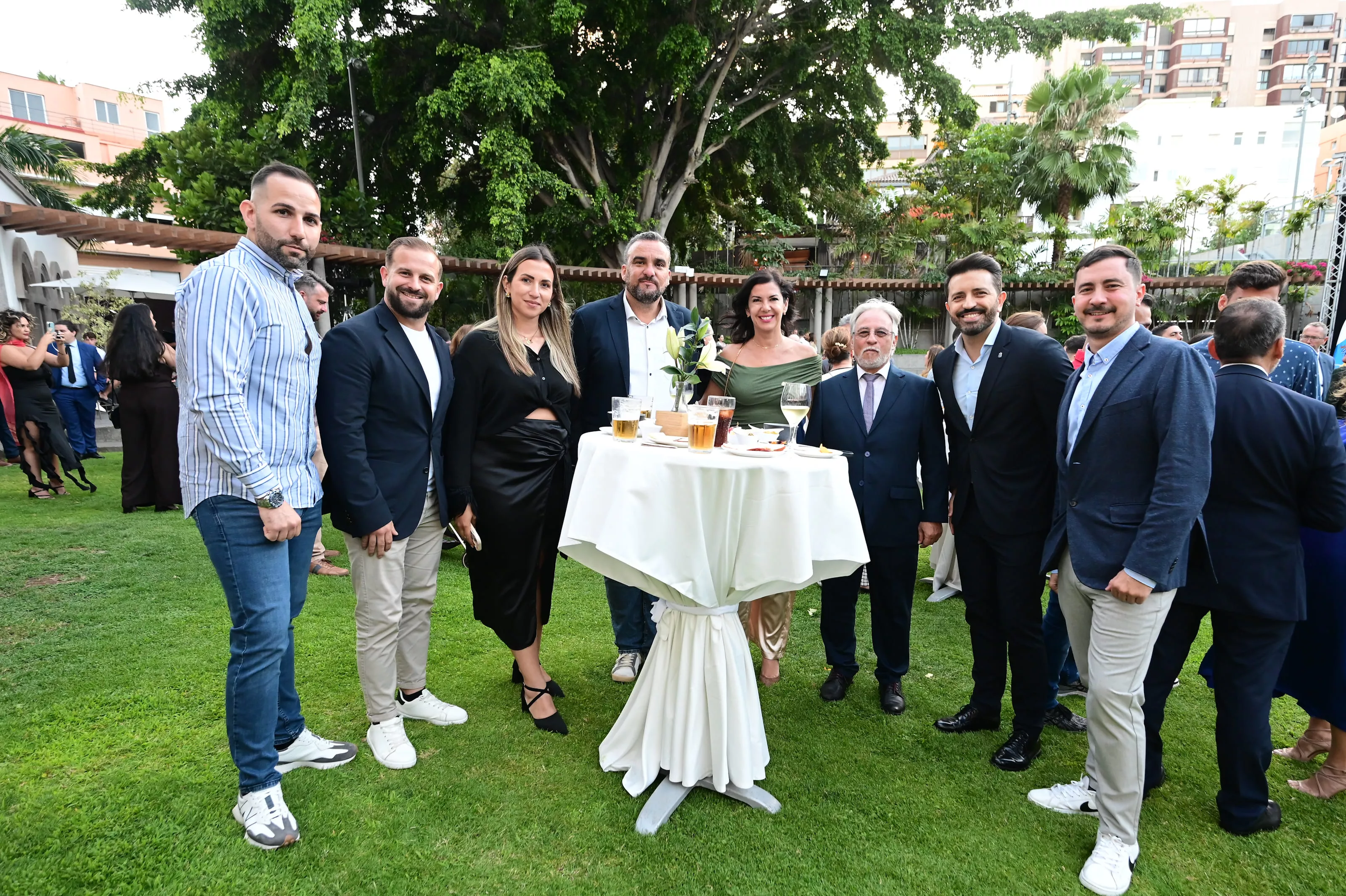 Evelyn Alonso, Jesús Delgado y Jonathan Domínguez posan asistentes y parte de los equipos de las instituciones presentes en el acto. / TONY HERNÁNDEZ