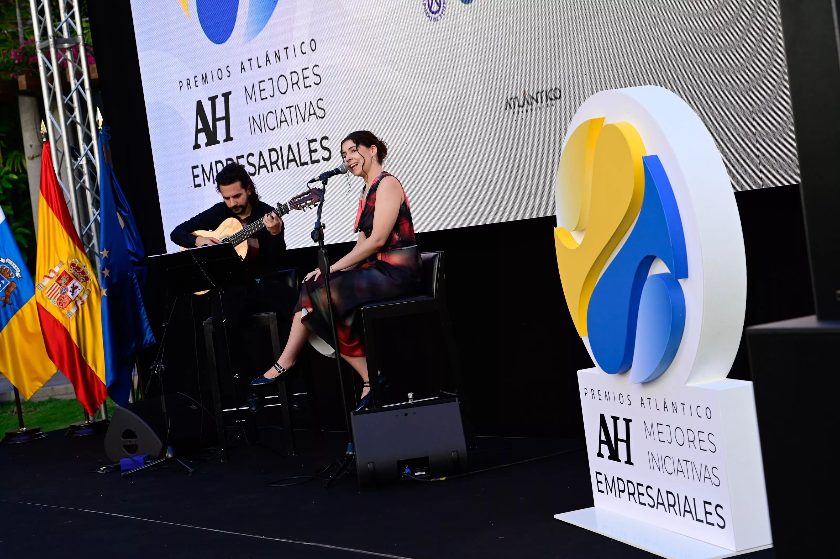 El dúo Hergo emocionó a los presentes con tres canciones de su repertorio. / TONY HERNÁNDEZ