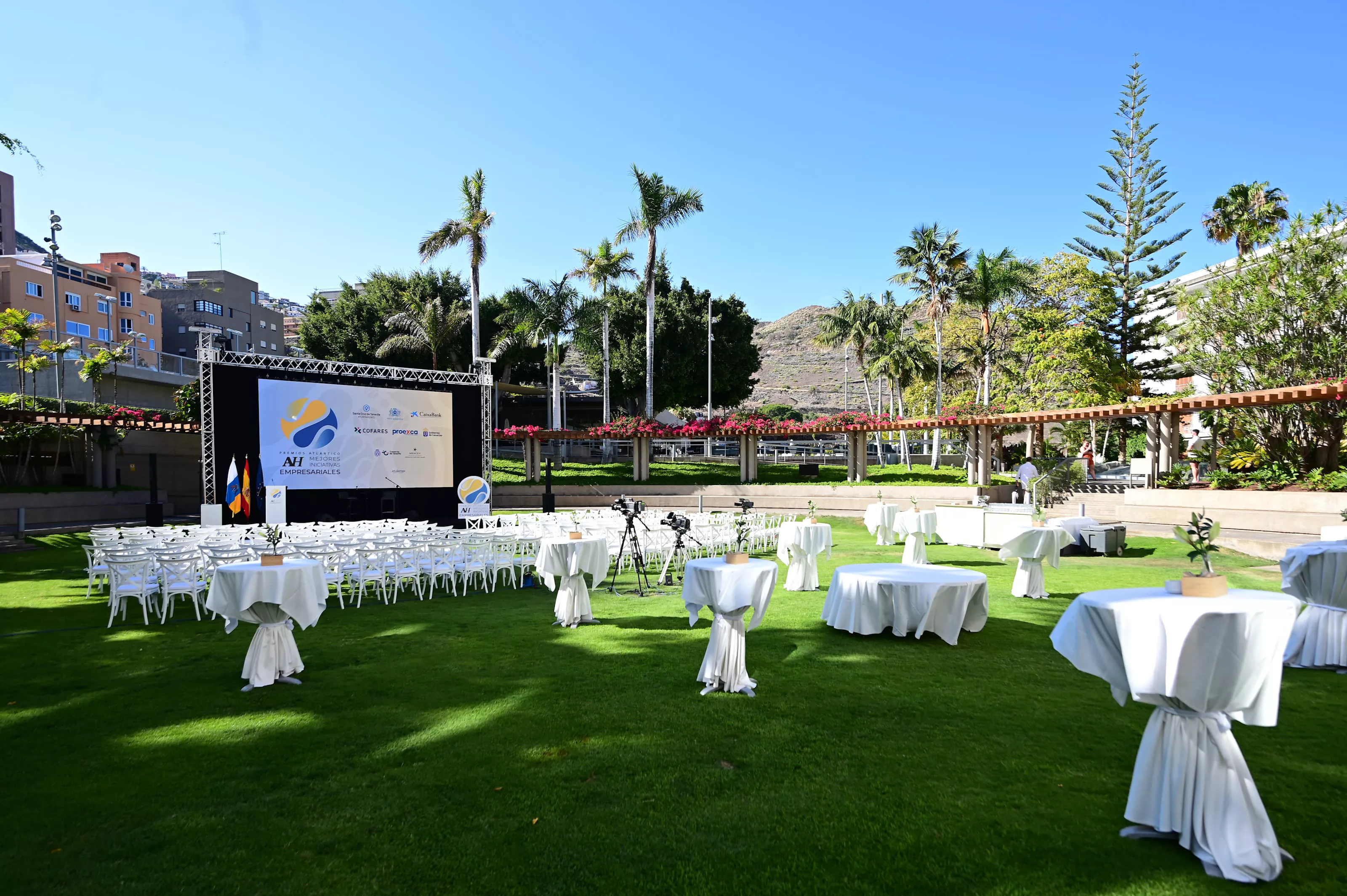 Montaje previo al acto de los Premios a las Mejores Iniciativas Empresariales Atlántico Hoy. / TONY HERNÁNDEZ