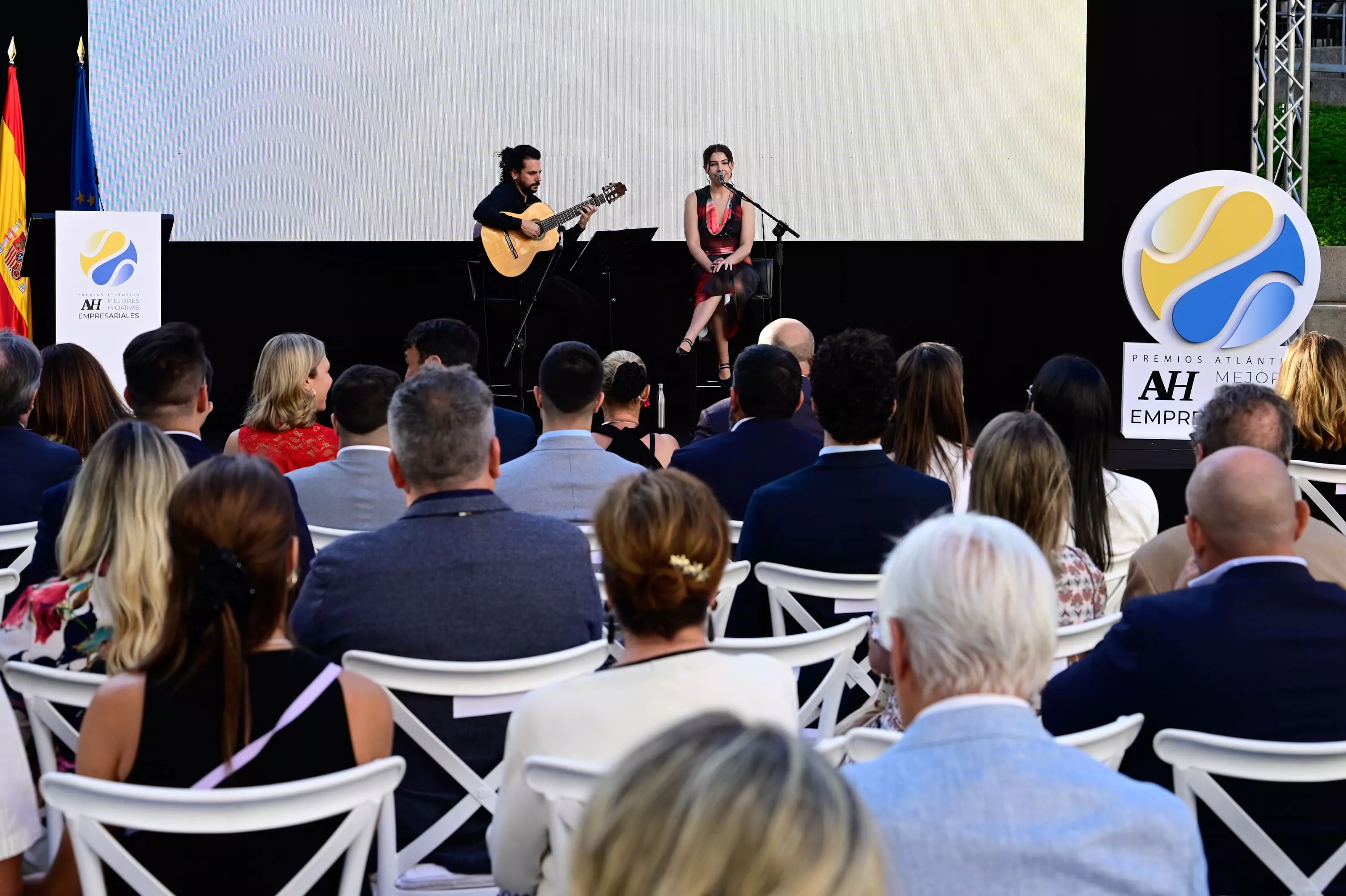 El público asistente disfruta de la música de Hergo. / TONY HERNÁNDEZ