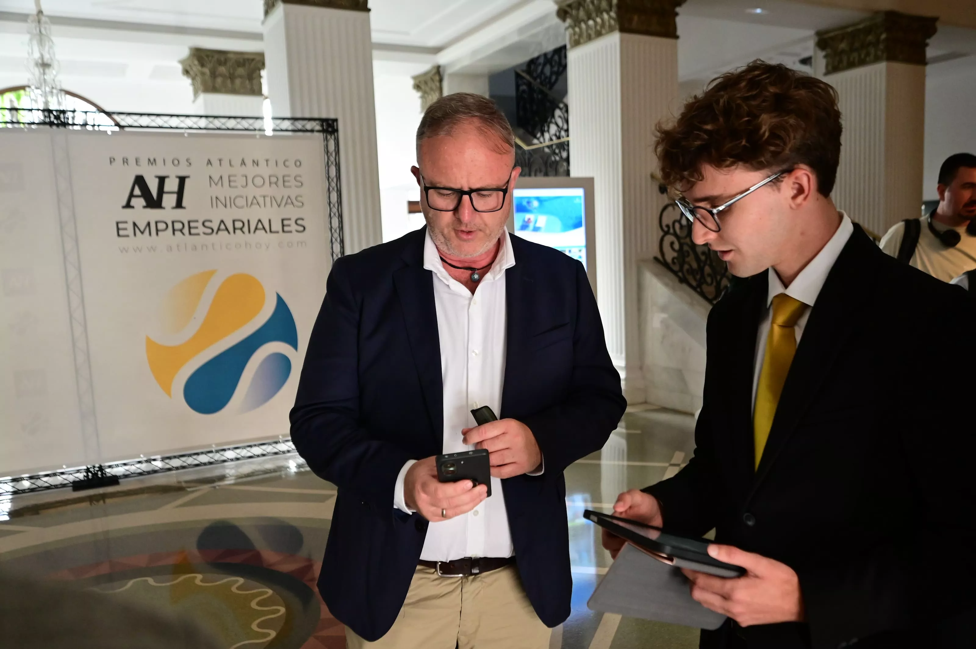 Uno de los invitados registra su invitación a la entrada del Iberostar Heritage Grand Mencey. / TONY HERNÁNDEZ