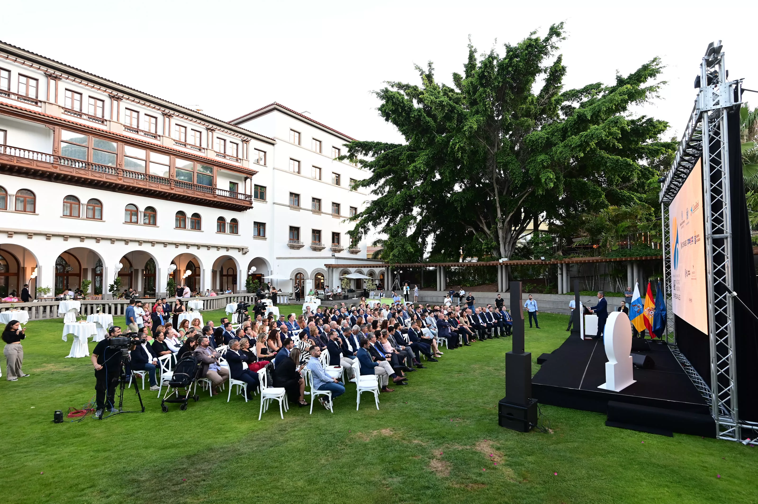 Panorámica del patio del Iberostar Heritage Grand Mencey durante la gala. / TONY HERNÁNDEZ