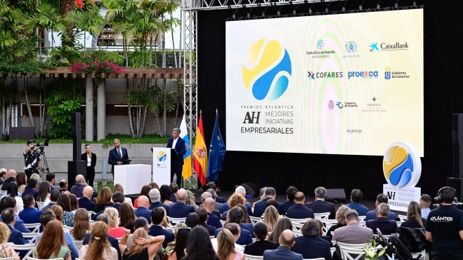 Detalle del acto de entrega de los Premios a las Mejores Iniciativas Empresariales Atlántico Hoy. / TONY HERNÁNDEZ Detalle del acto de entrega de los Premios a las Mejores Iniciativas Empresariales Atlántico Hoy. / TONY HERNÁNDEZ