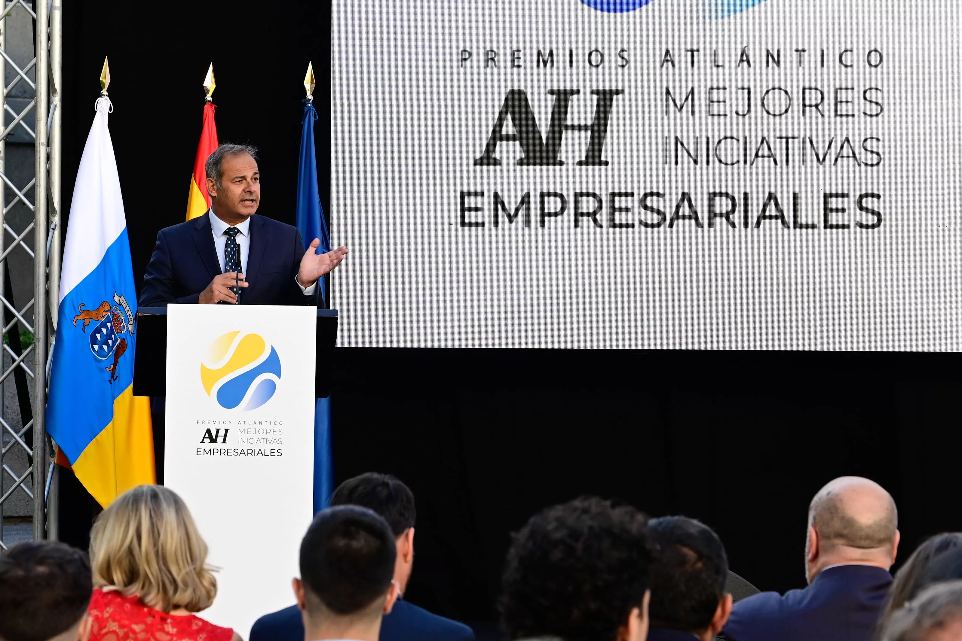 El periodista Miguel Ángel Daswani presentó el acto. / TONY HERNÁNDEZ