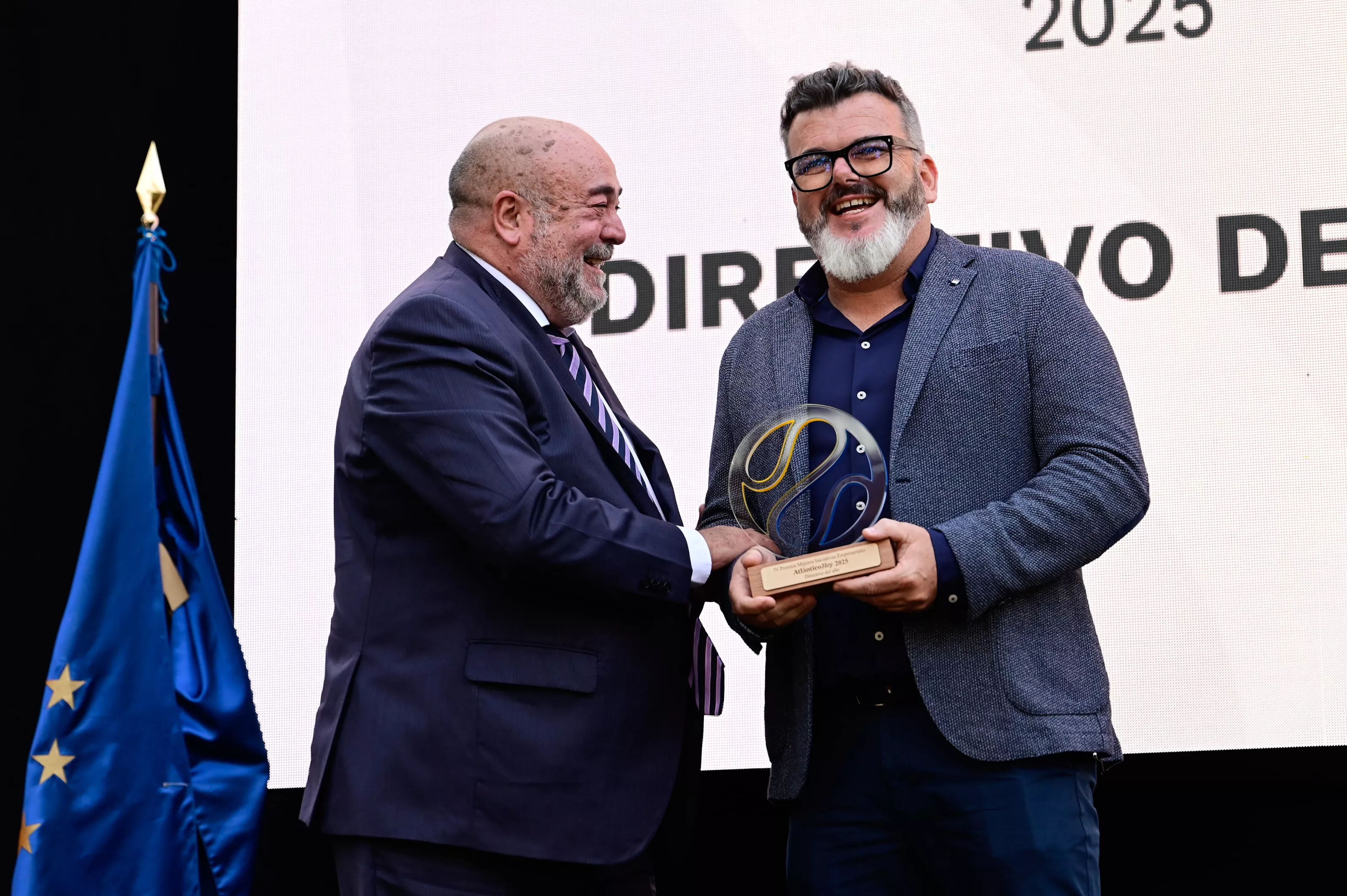 Xavier Salvador, editor de Atlántico Hoy, entrega el Premio a Ejecutivo del Año a Alexis Amaya. / TONY HERNÁNDEZ