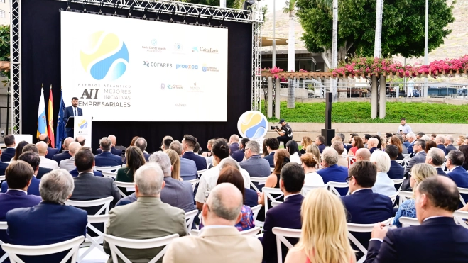 Detalle de la ceremonia de entrega de los Premios a las Mejores Iniciativas Empresariales de Atlántico Hoy. / TONY HERNÁNDEZ Detalle de la ceremonia de entrega de los Premios a las Mejores Iniciativas Empresariales de Atlántico Hoy. / TONY HERNÁNDEZ