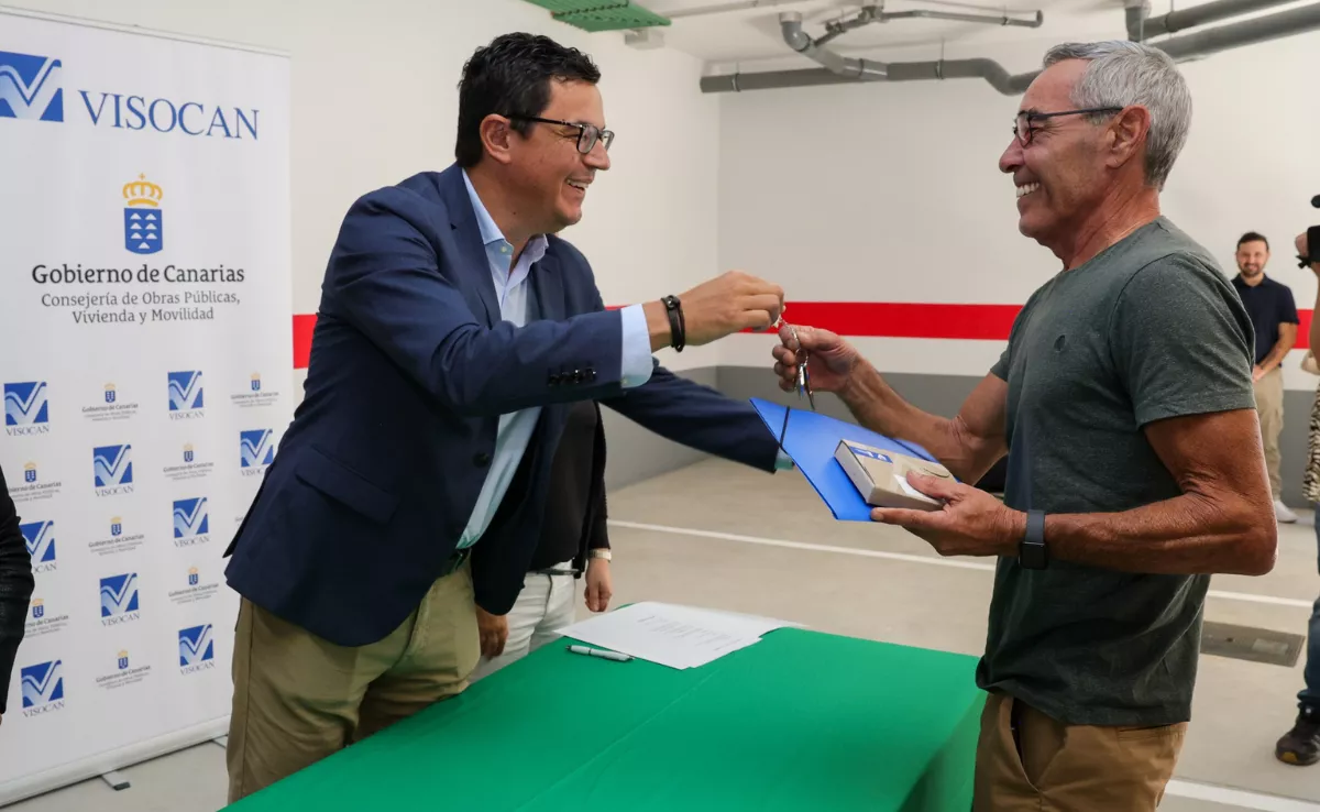 Pablo Rodríguez entrega la llave a un vecino de Ingenio / GOBIERNO DE CANARIAS