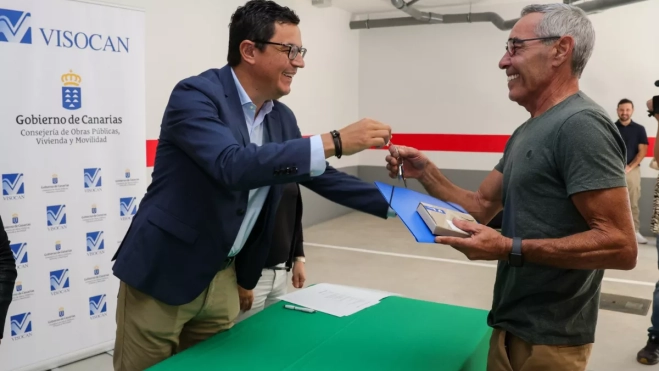 Pablo Rodríguez entrega la llave a un vecino de Ingenio / GOBIERNO DE CANARIAS