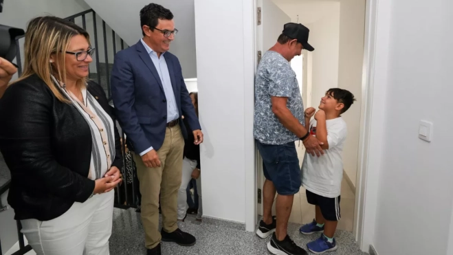 Pablo Rodríguez con uno de los vecinos de Ingenio / GOBIERNO DE CANARIAS Pablo Rodríguez con uno de los vecinos de Ingenio / GOBIERNO DE CANARIAS