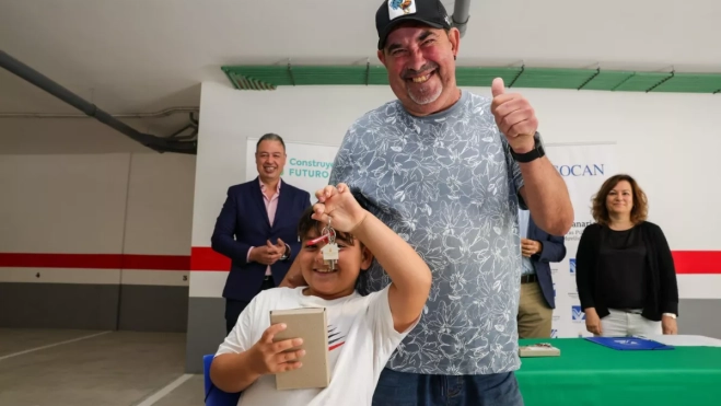 Uno de los vecinos de Ingenio con su hijaGOBIERNO DE CANARIAS Uno de los vecinos de Ingenio con su hijaGOBIERNO DE CANARIAS