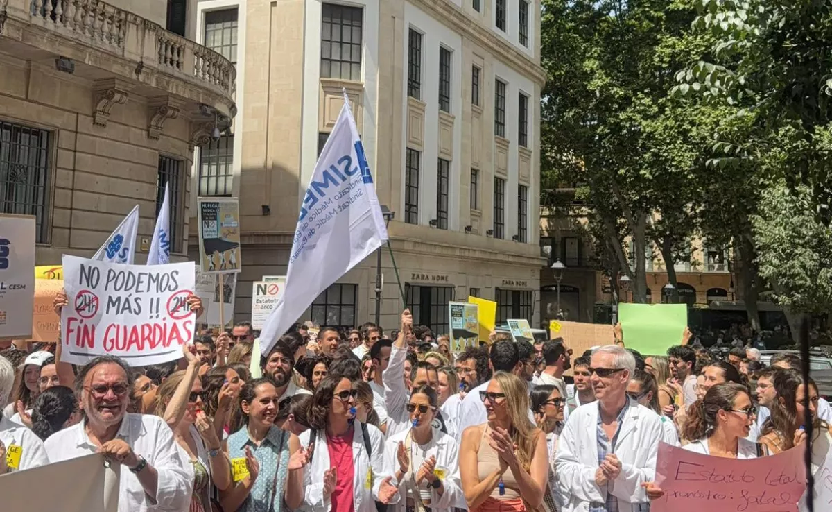 Movilización de los médicos canarios en Santa Cruz de Tenerife. / CEDIDA