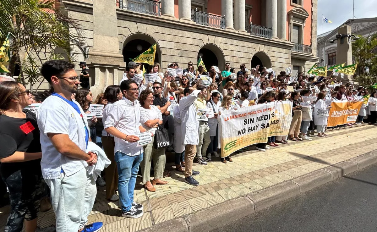 Movilización de los médicos canarios en Santa Cruz de Tenerife. / CEDIDA