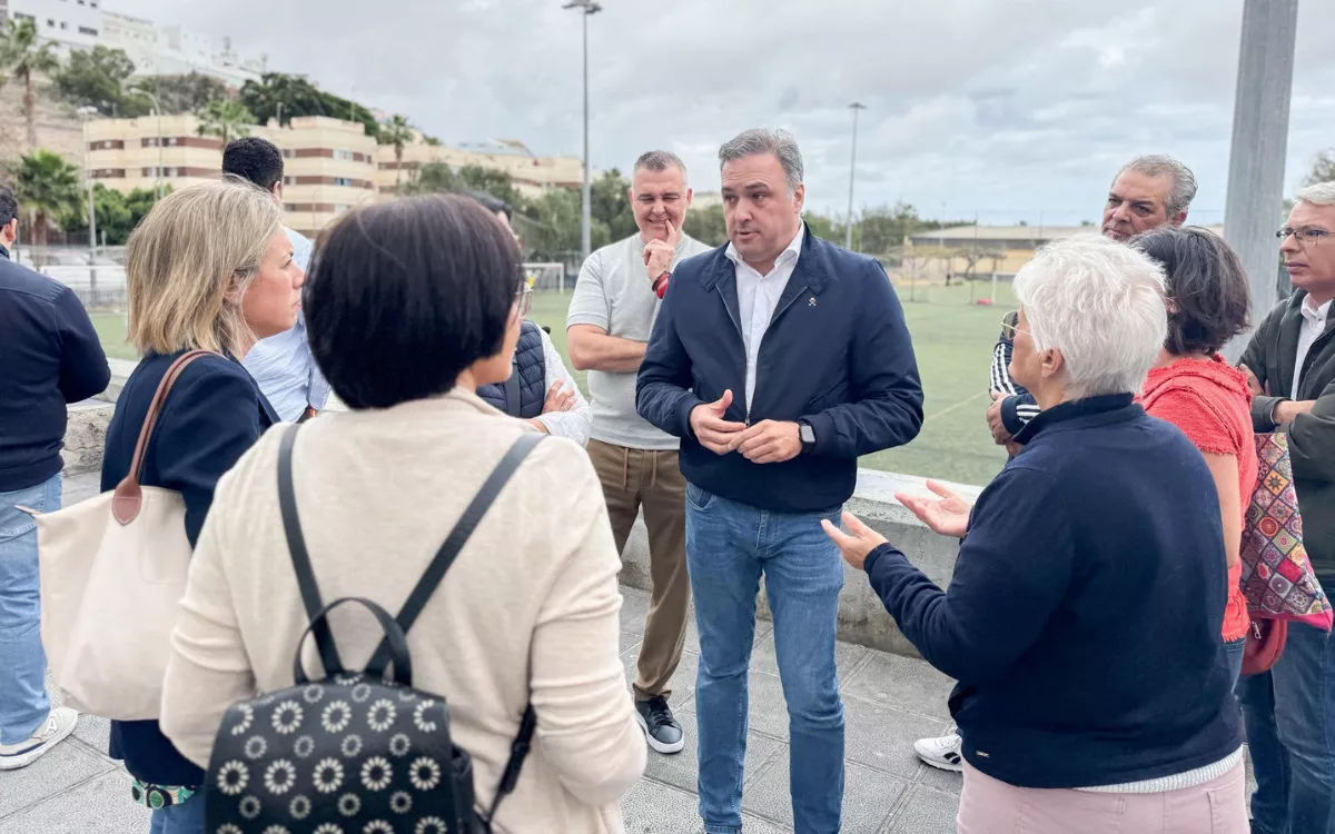 Carlos Ester, que en la imagen dialoga con varios vecinos de la capital, apunta que “Las Palmas de Gran Canaria no tiene rumbo, ni gestión, ni proyecto”. / AH