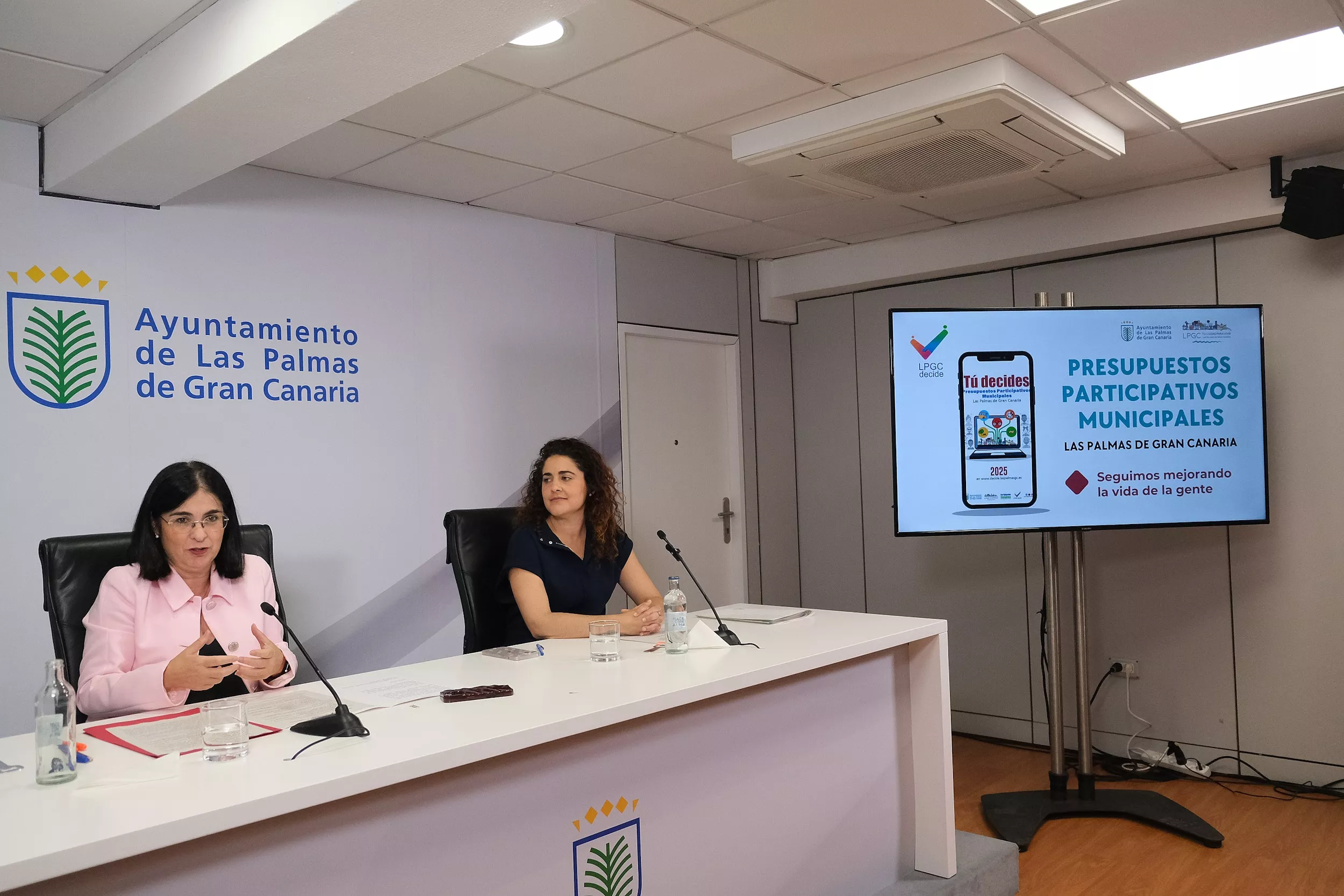 La alcaldesa de Las Palmas de Gran Canaria, Carolina Darias (izquierda), y la concejal de Participación Ciudadana, Betsaida González./ CEDIDA