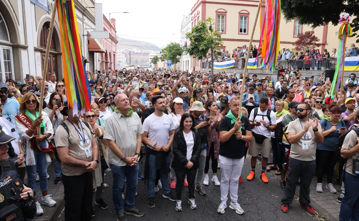 La alcaldesa de Las Palmas, Carolina Darias, junto a miles de personas despidiendo a la Virgen del Pino en Las Palmas en su regreso a la basílica de Teror./ CEDIDA